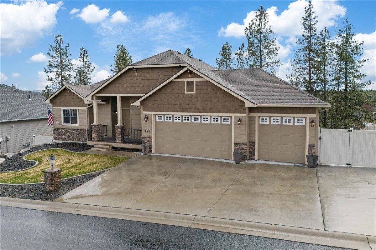 Property Photo: 622 E Country Hill Ln WA 99208