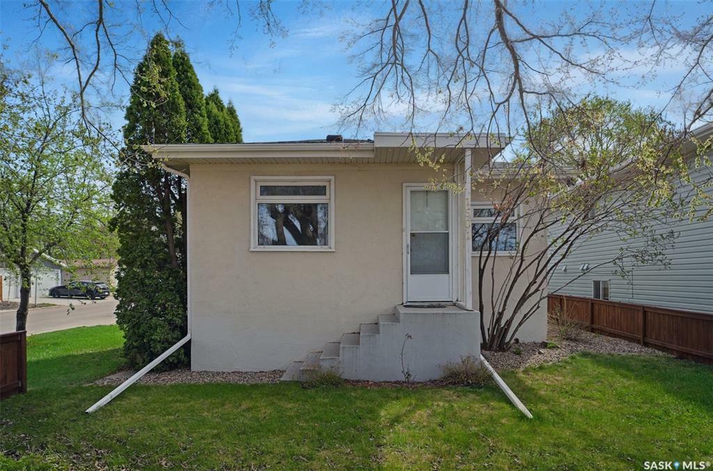 Property Photo: 1501 Kilburn Avenue SK S7M 0K1