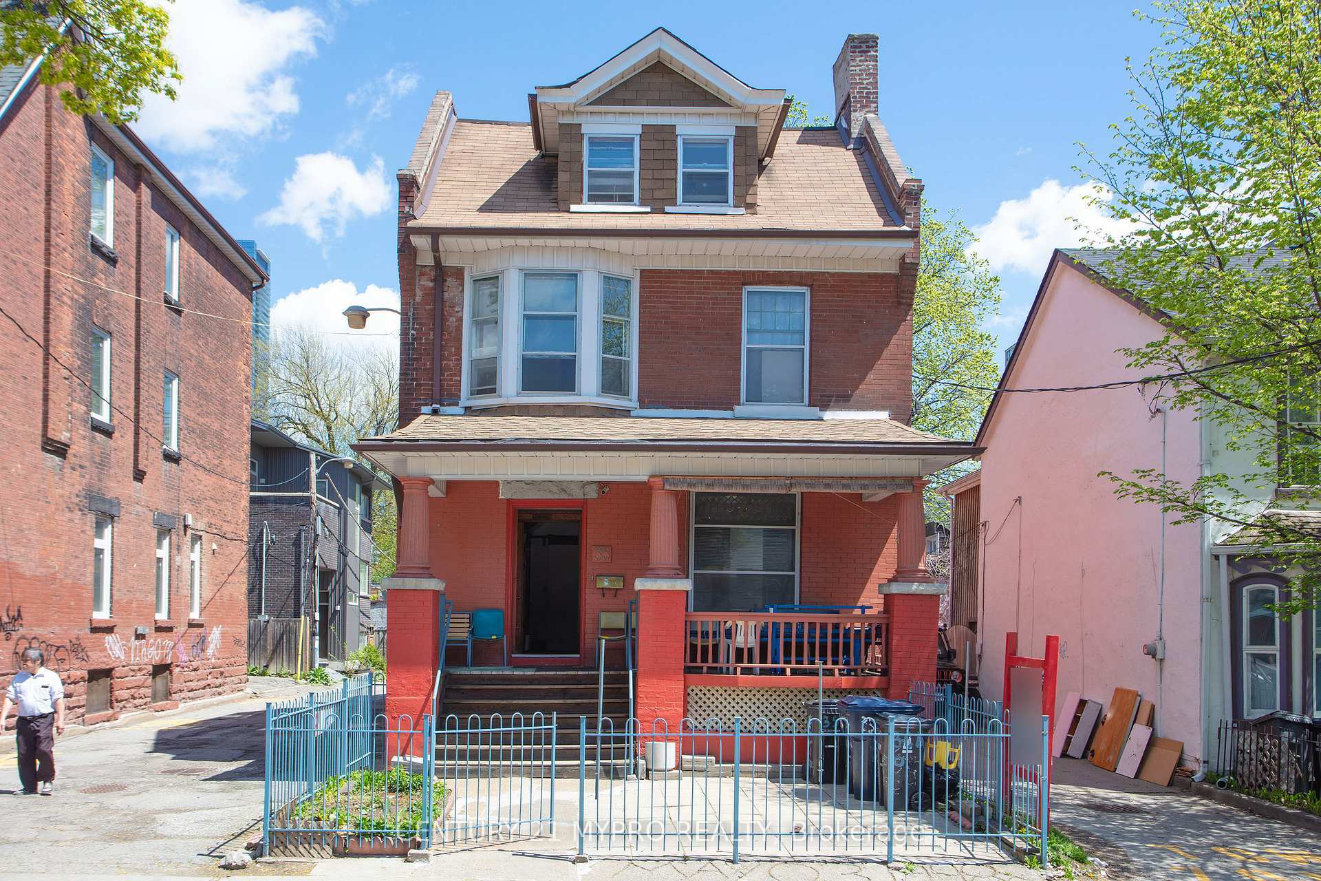 Photo de la propriété: 35 Huron Street ON M5T 2A4