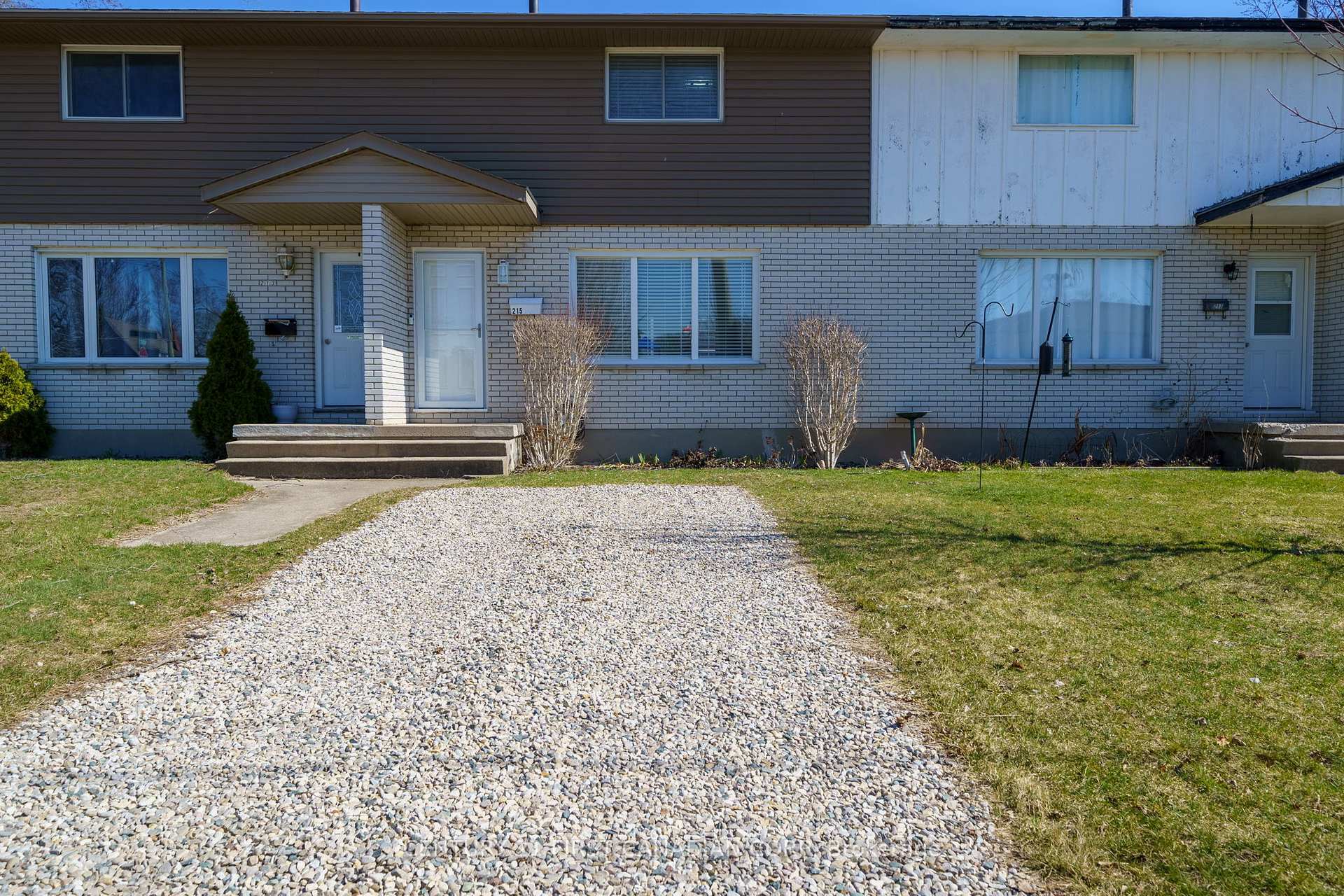 Photo de la propriété: 215 Beattie Street ON N7G 2X3