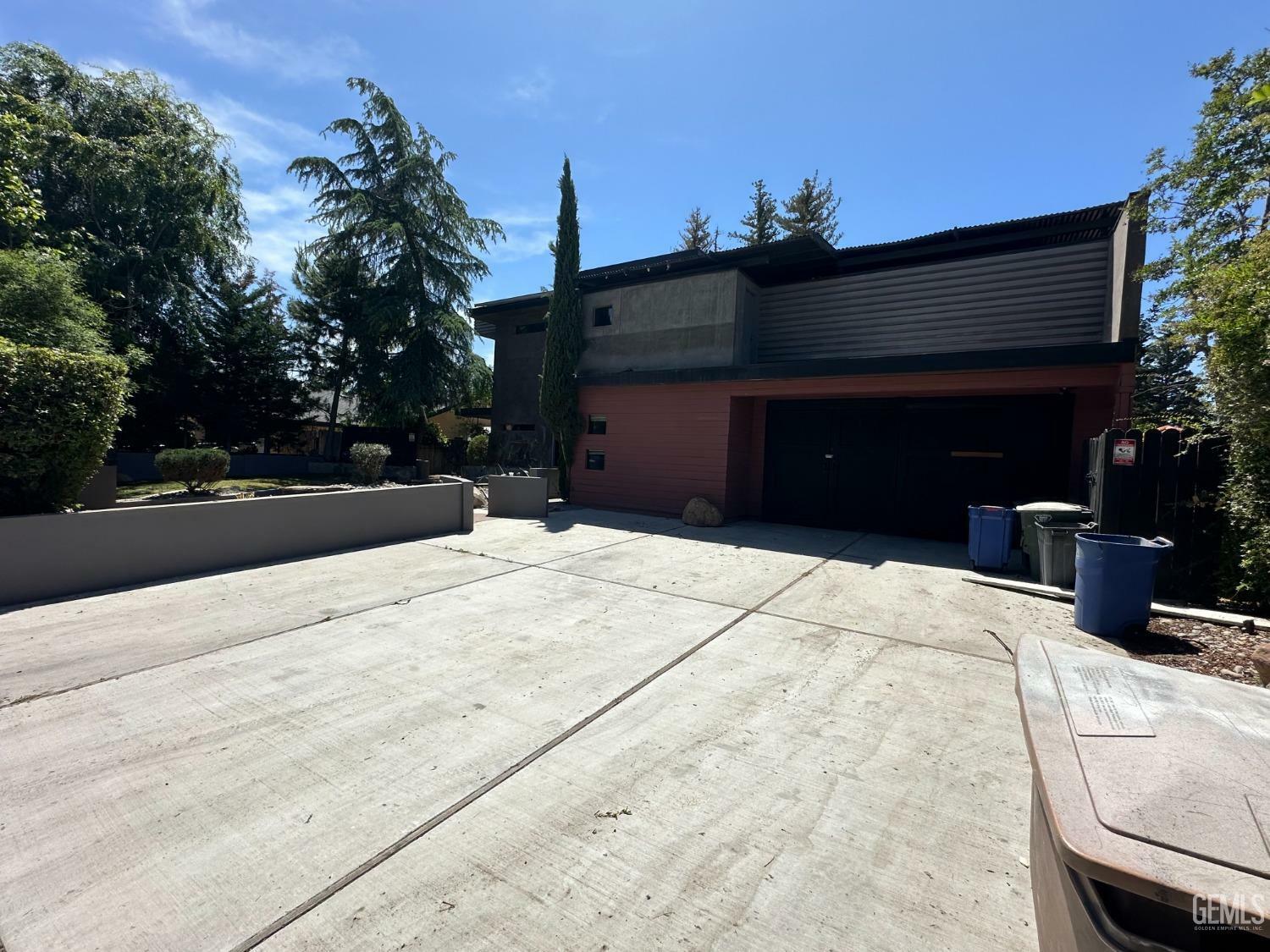 Property Photo: 2513 W Moffitt Way CA 93309