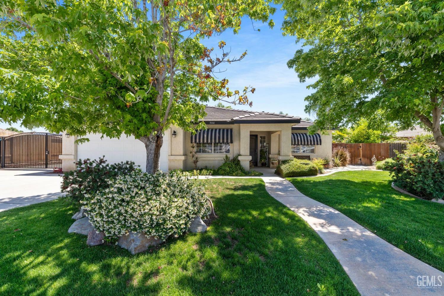 Property Photo: 304 Calle Lechuga CA 93314