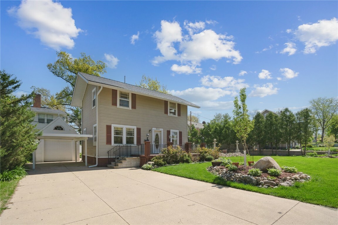 350 Woodland Drive SE  Cedar Rapids IA 52403 photo
