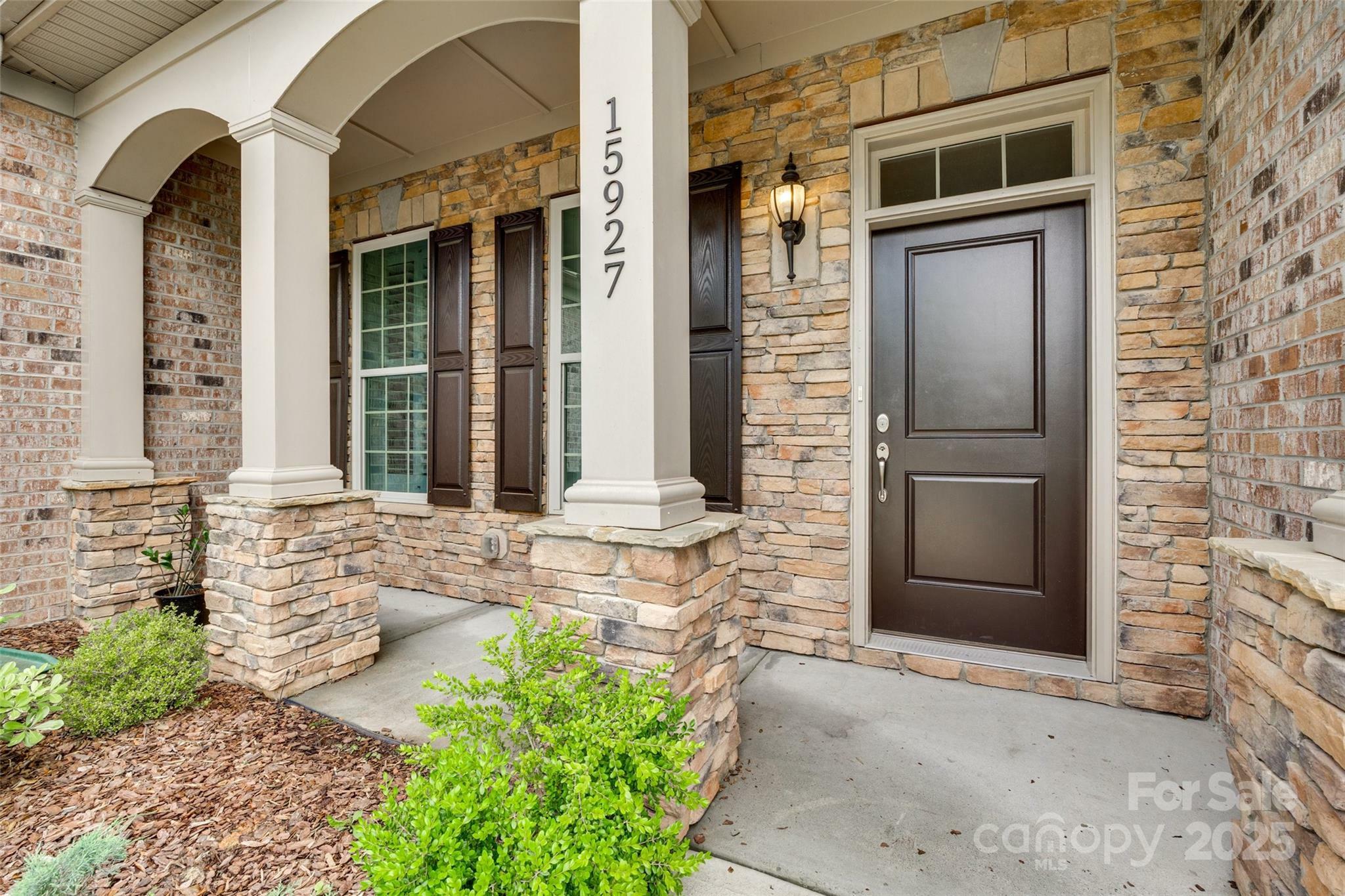 Property Photo: 15927 Vale Ridge Drive NC 28278