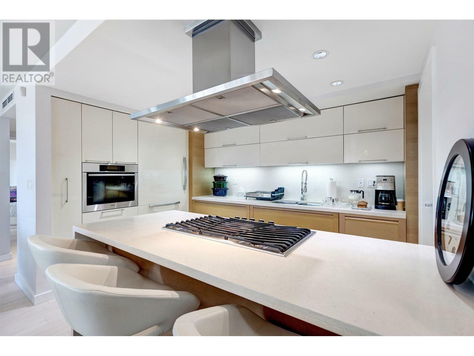 Property Photo: 8 Smithe Mews 305 BC V6B 0A5