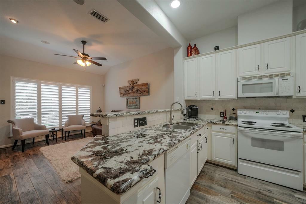 Property Photo: 102 Wintergreen Trail TX 77382