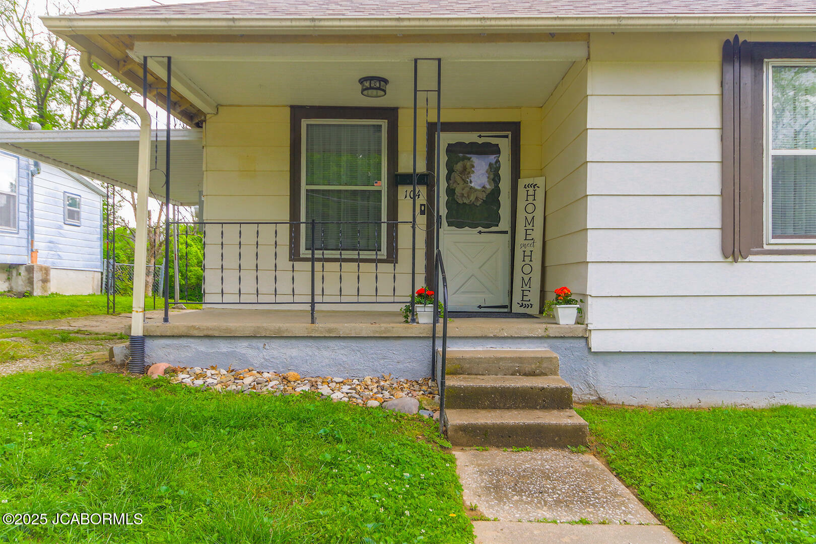Property Photo: 104 N Lincoln Street MO 65101