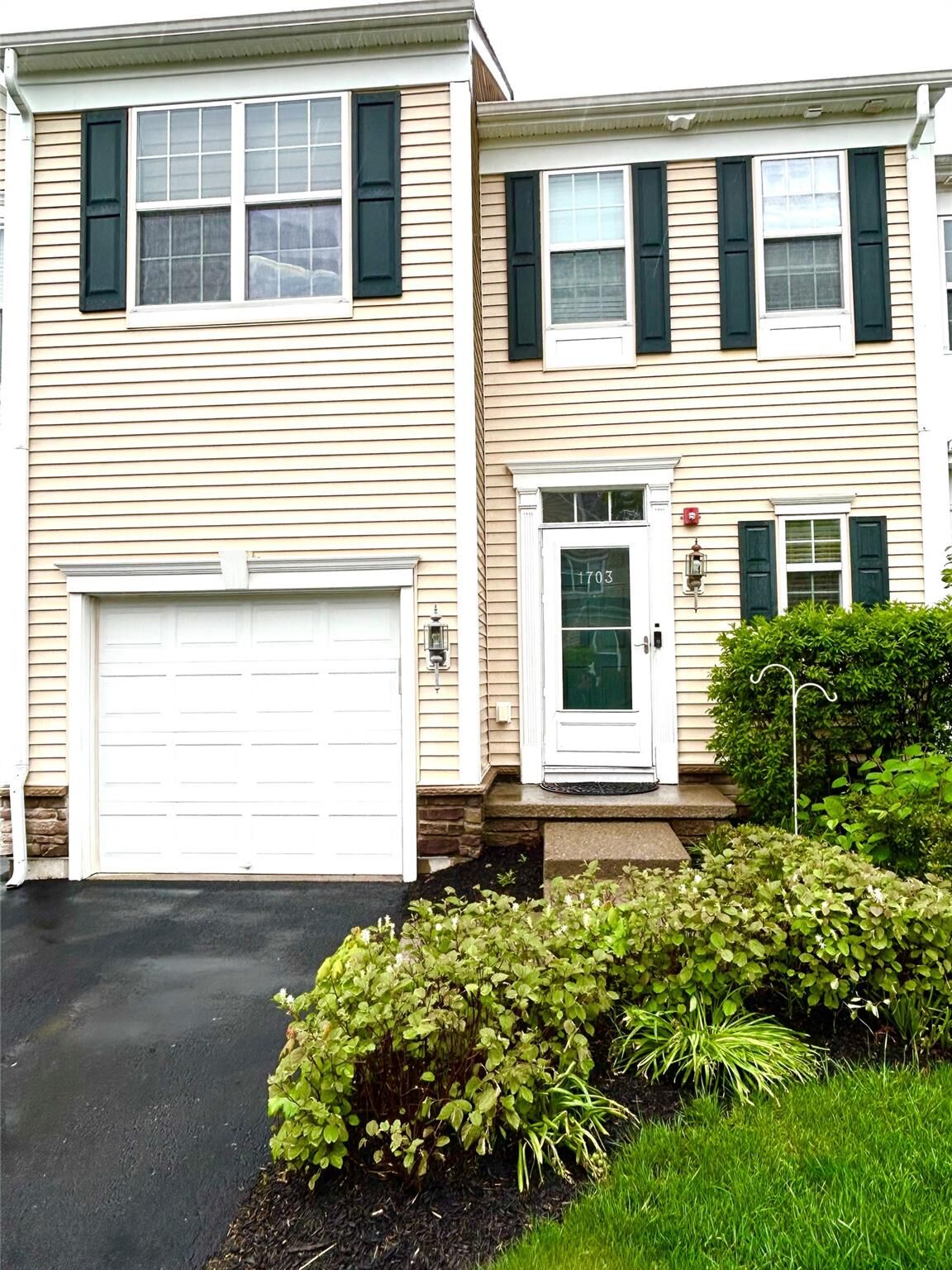 Property Photo:  19 Brighton Drive 1703  NY 12550 