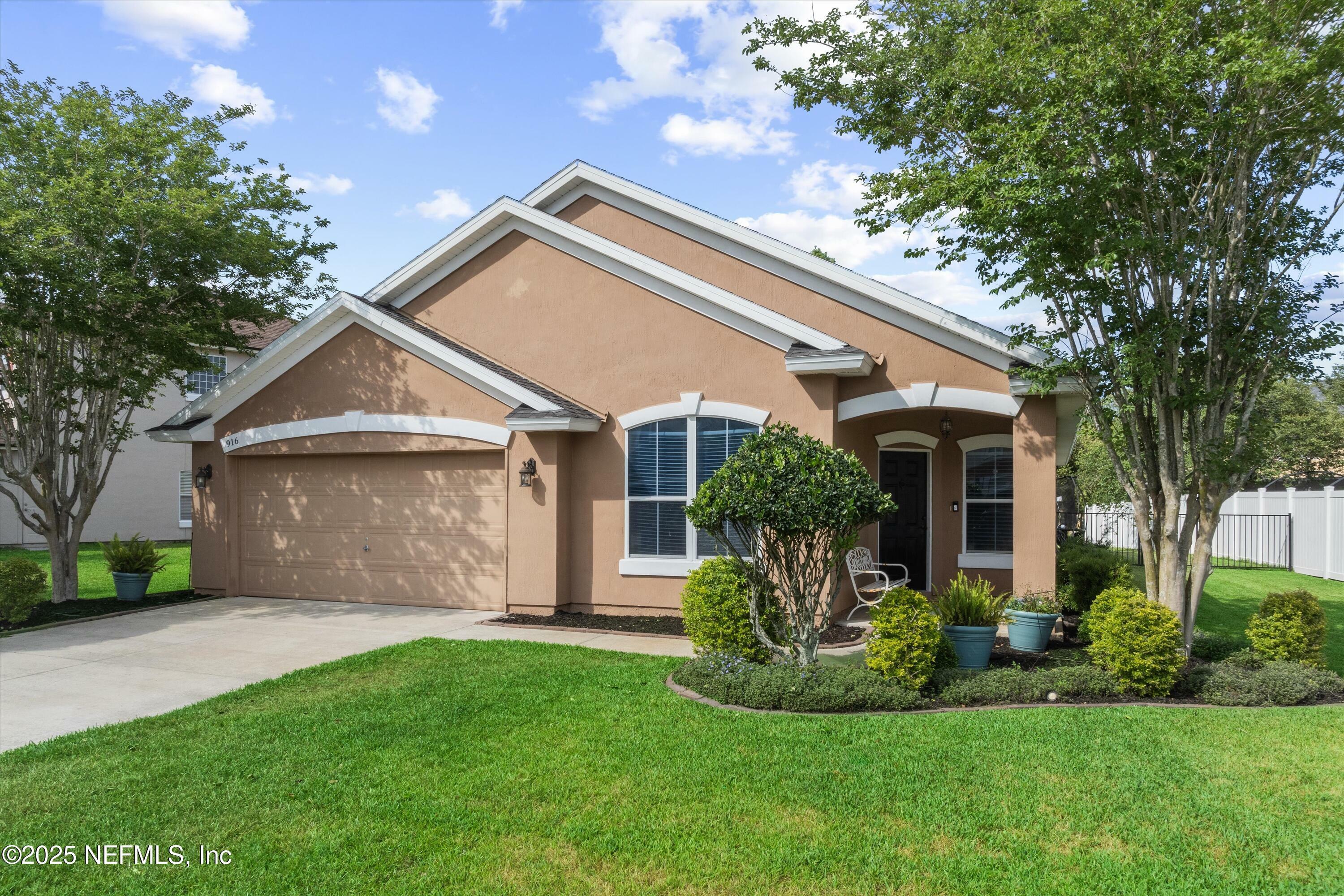 Property Photo: 916 Las Navas Place FL 32092