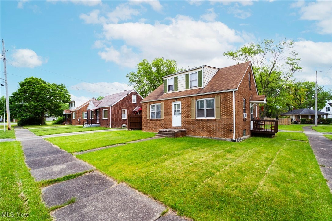 Property Photo: 1037 Francis Avenue SE OH 44484