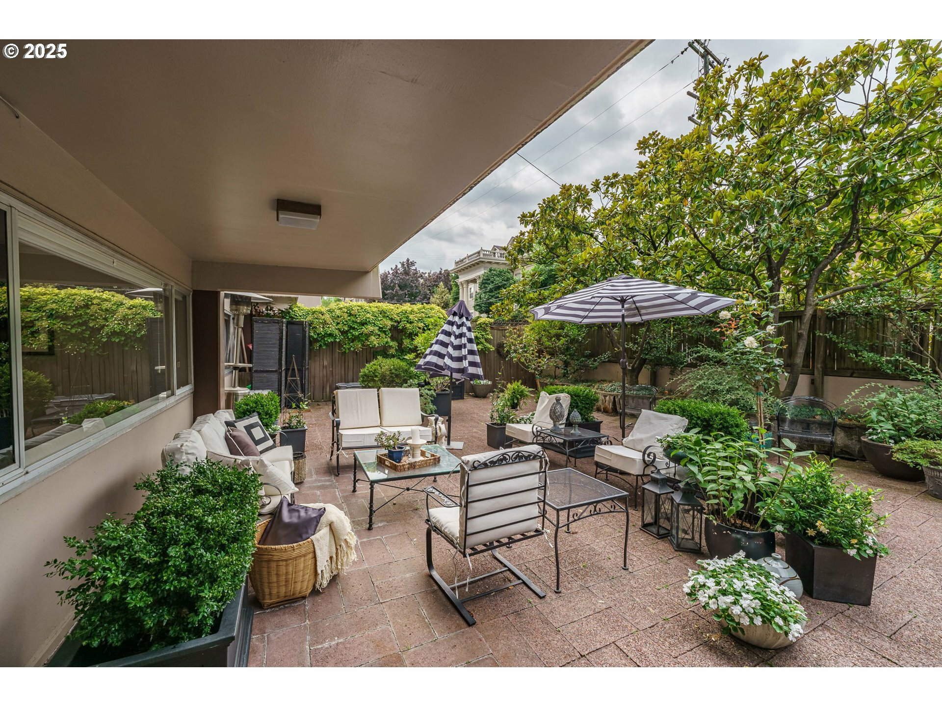 Property Photo: 2323 SW Park Pl 106 OR 97205
