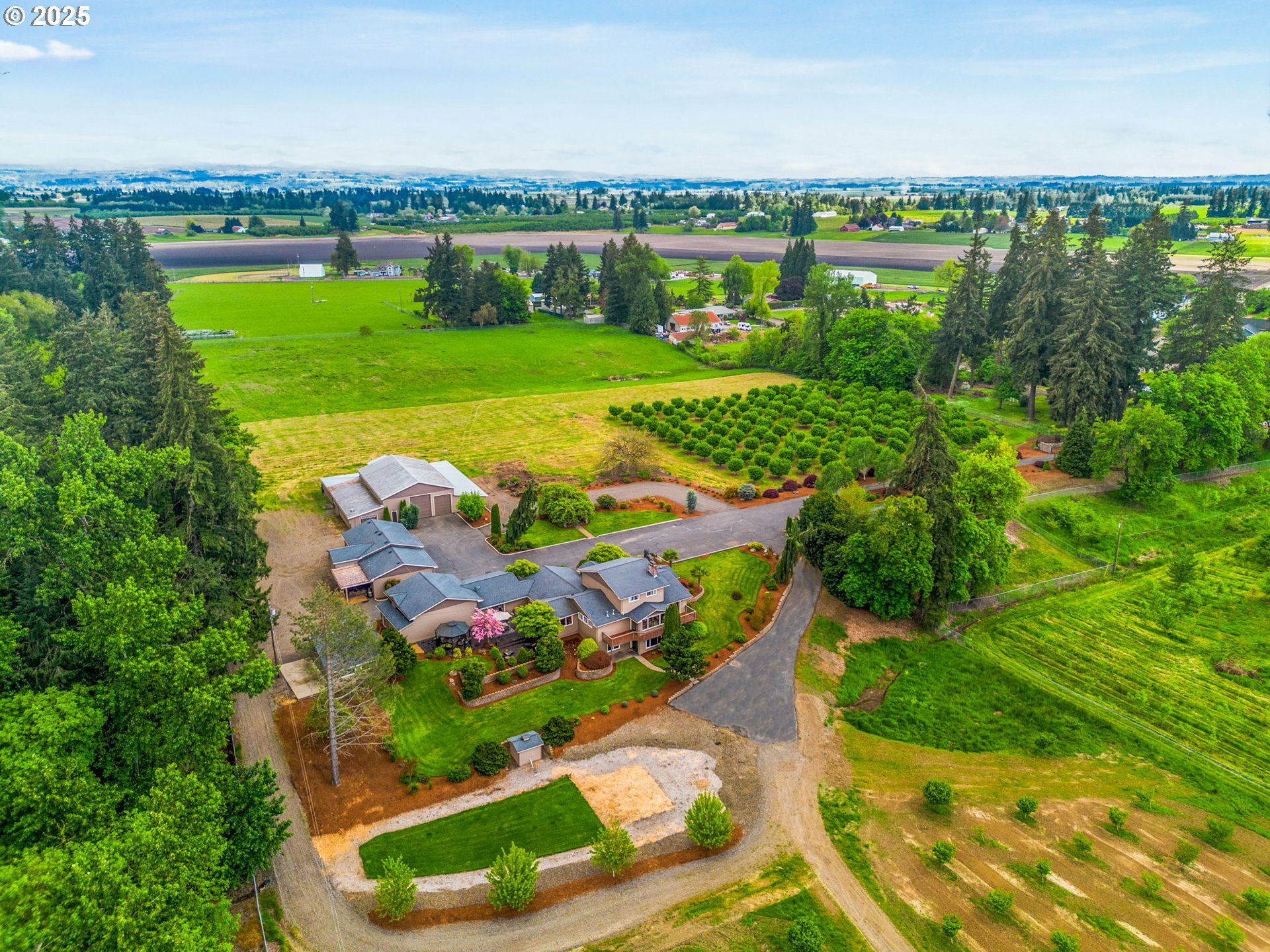 Property Photo: 6421 Brooklake Rd OR 97305