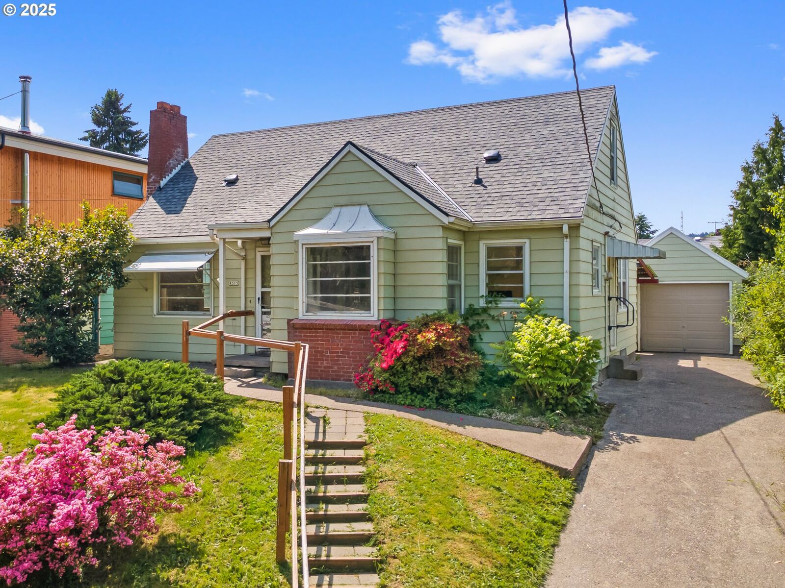 Property Photo: 4315 SE 28th Pl OR 97202