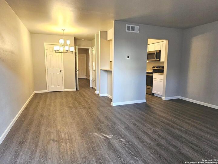 2811 Woodbury Dr 302  San Antonio TX 78217 photo