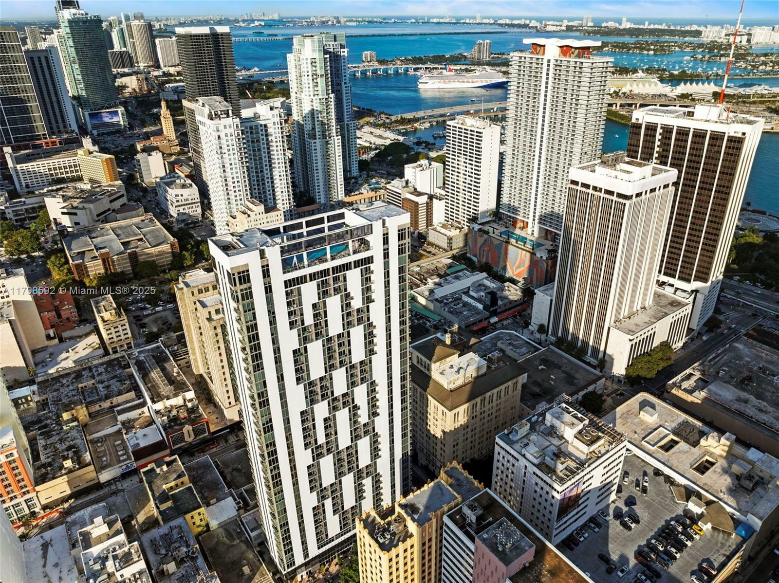 Property Photo: 151 SE 1st St 1610 FL 33131