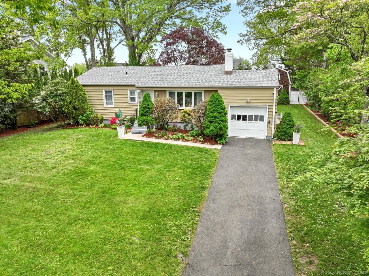 Property Photo:  20 Old Wagon Road  CT 06870 