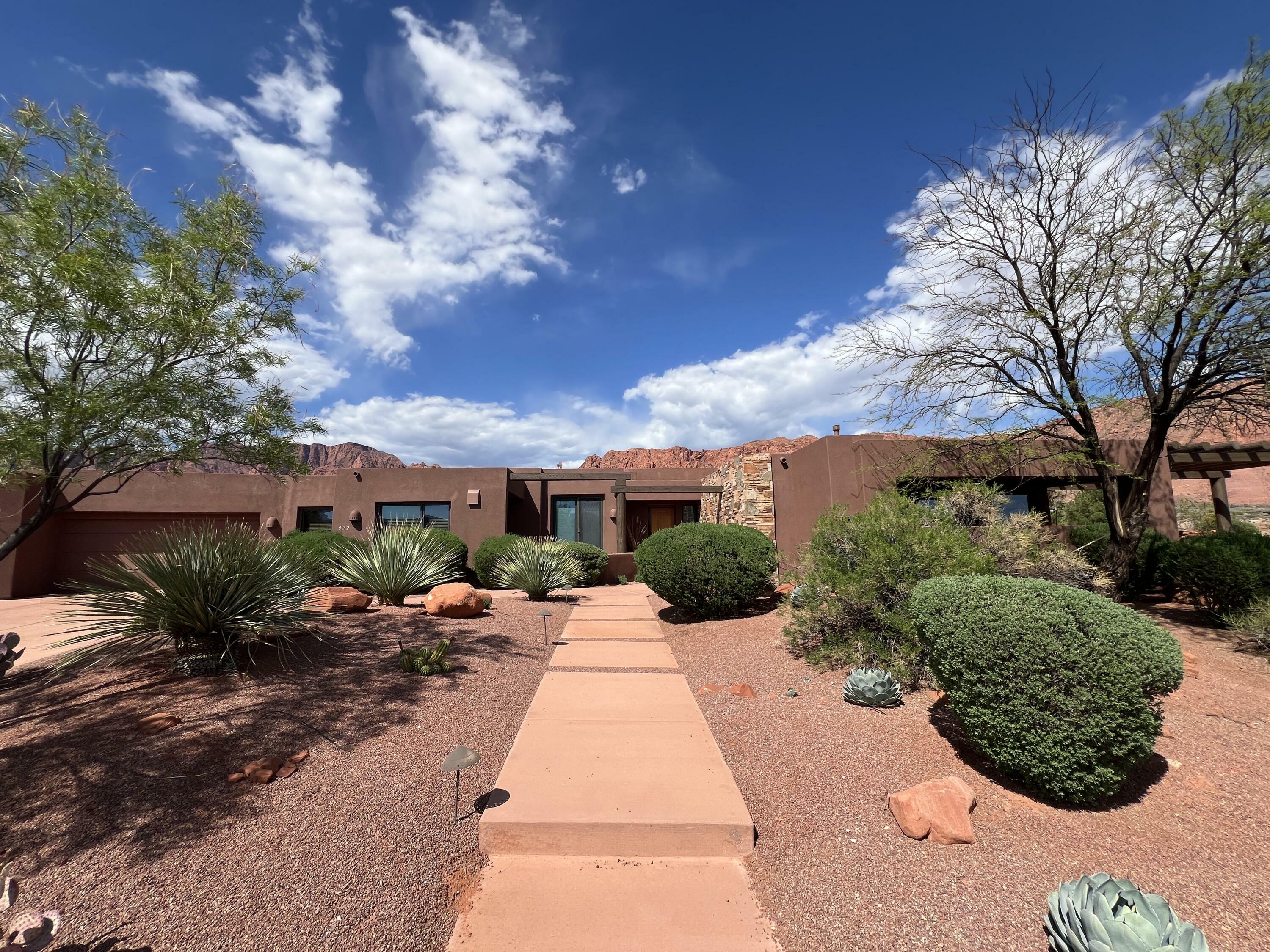 Property Photo: 922 Acequia Ct UT 84738