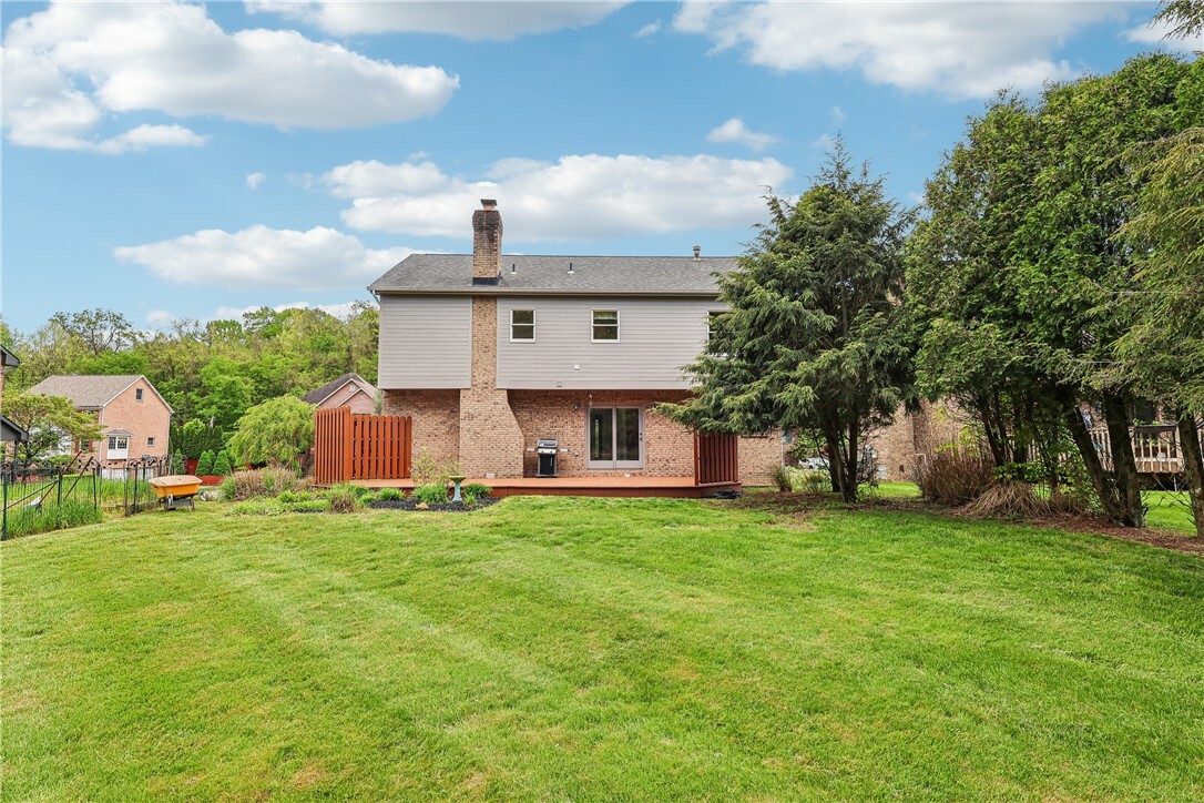 Property Photo: 1237 Oakwood Drive PA 15025