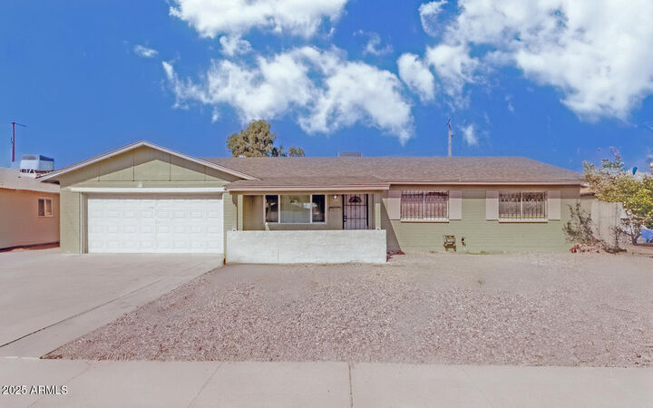 Property Photo: 4004 W Myrtle Avenue AZ 85051