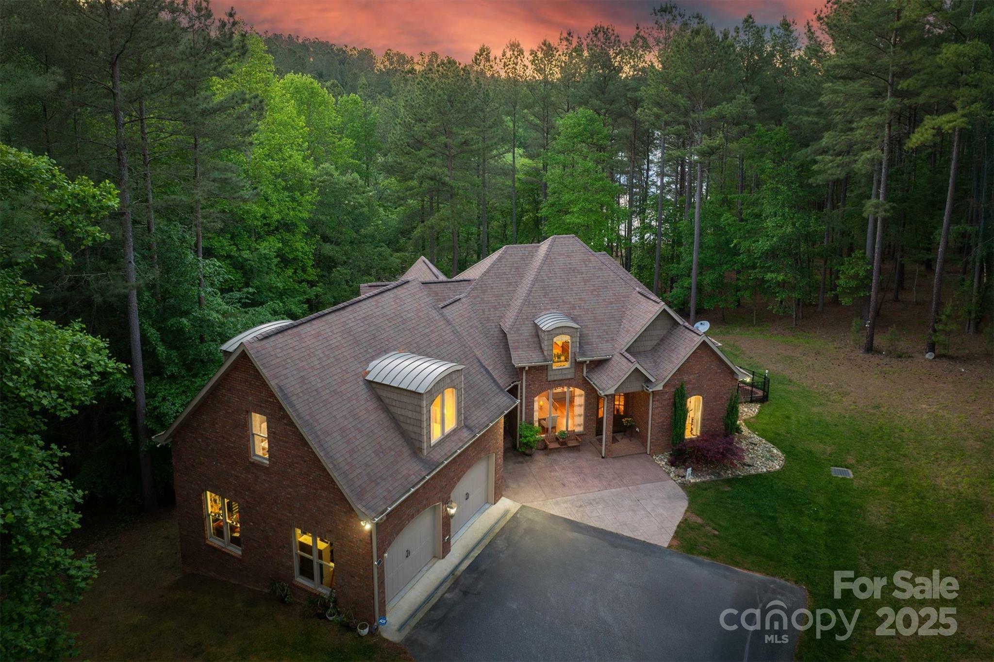 Property Photo: 2163 W Paradise Harbor Drive NC 28612