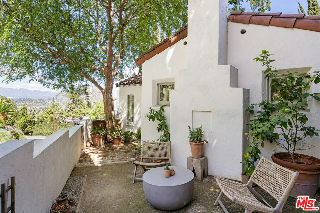 Property Photo: 2332 Lake View Ave CA 90039