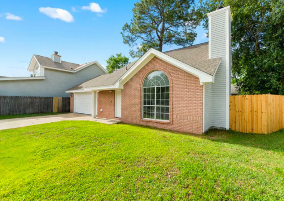 Property Photo: 1725 Colonial Court FL 32547