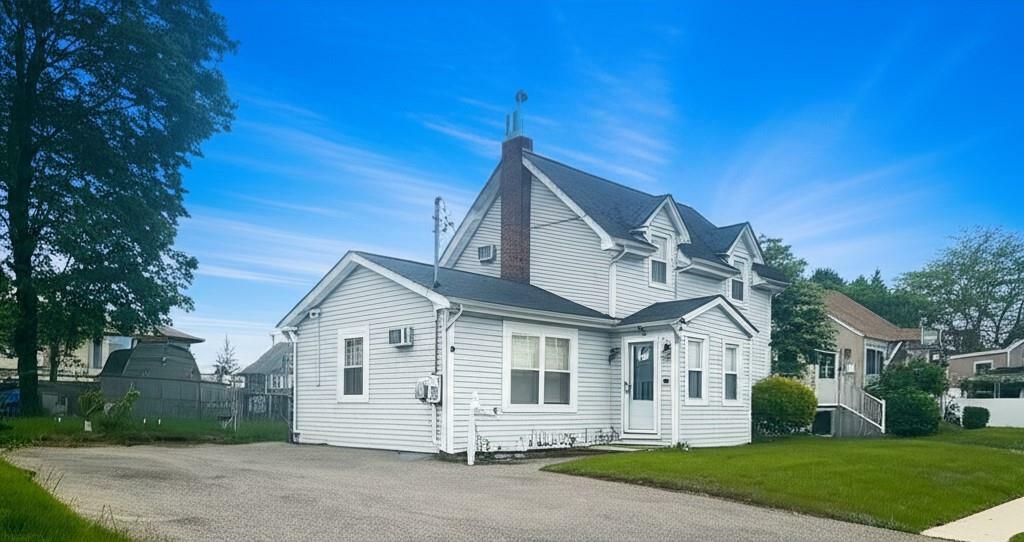131 E Alhambra Avenue  Lindenhurst NY 11757 photo