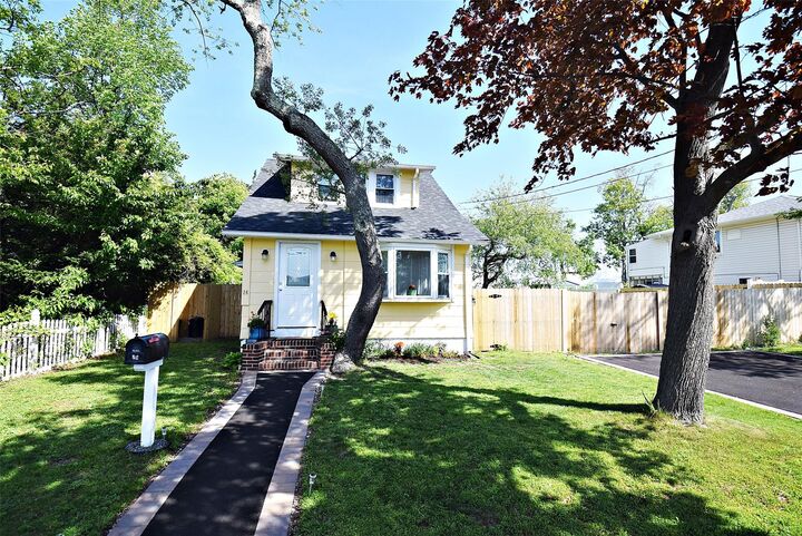 24 Brook Street  Lindenhurst NY 11757 photo