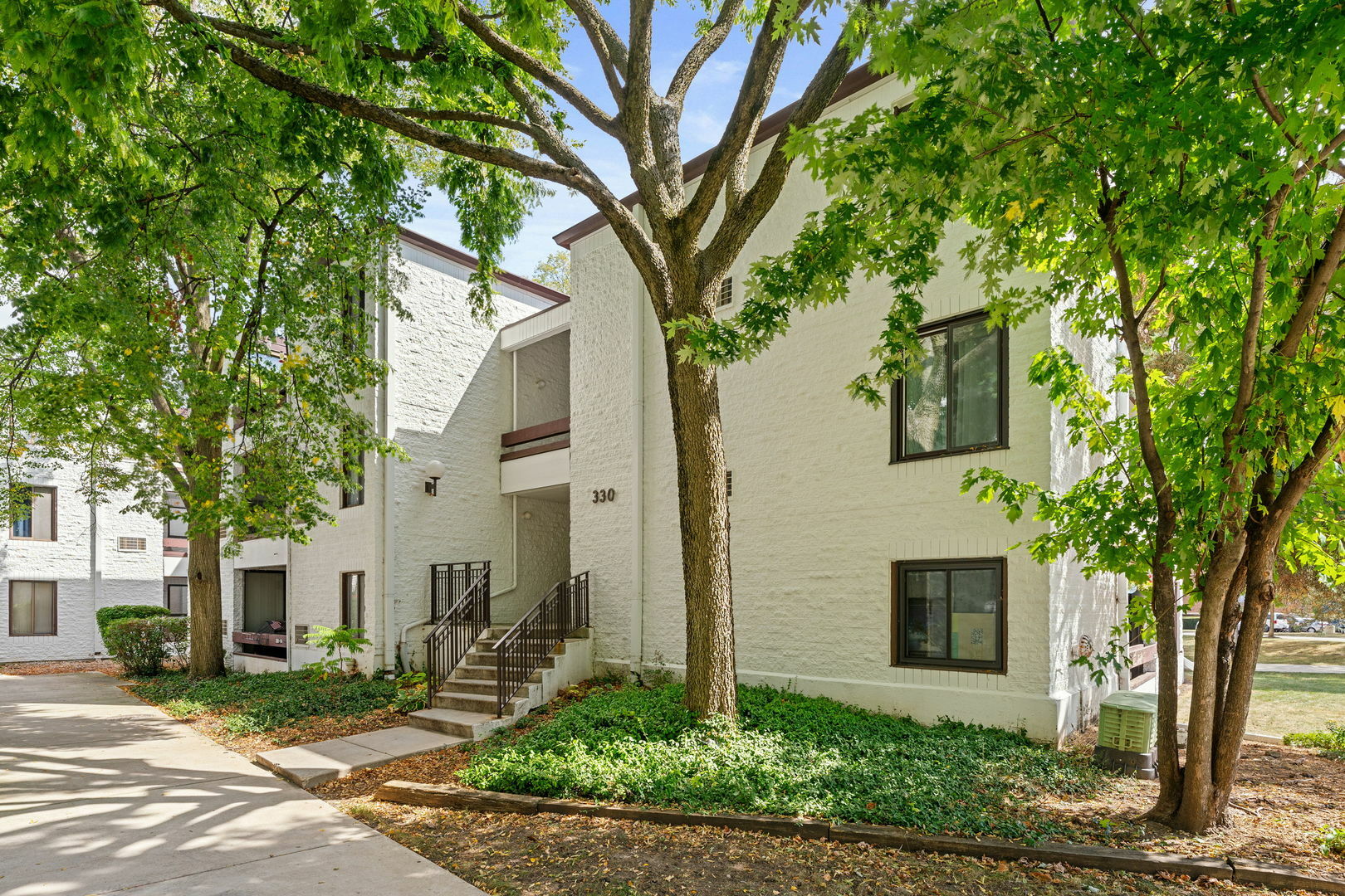 Property Photo: 330 W Miner Street 1B IL 60005