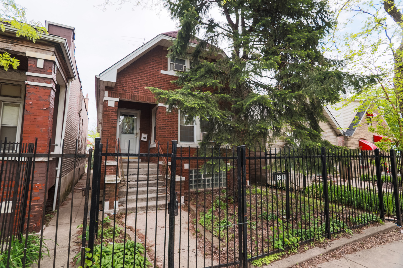 Property Photo: 831 N Harding Avenue IL 60651