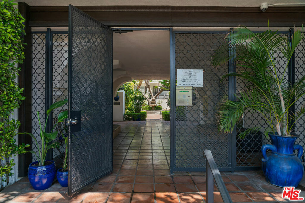 Property Photo:  1318 N Crescent Heights Boulevard 211  CA 90046 