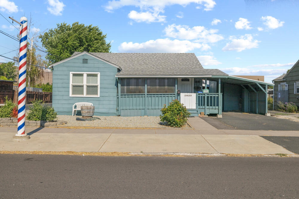 Property Photo: 1633 Division Street OR 97601