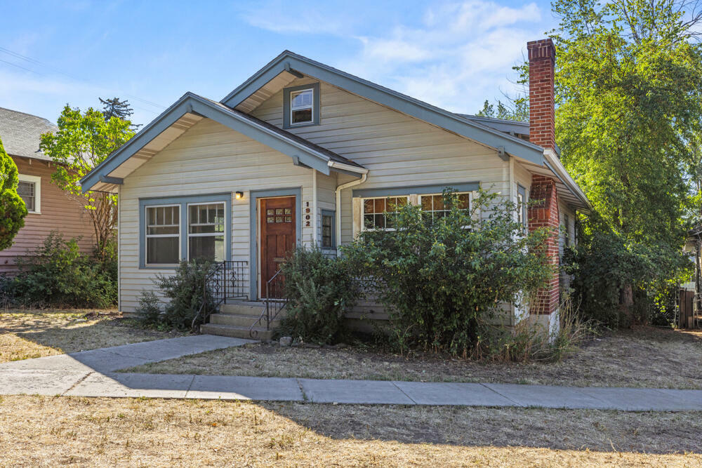 Property Photo: 1902 Esplanade Avenue OR 97601