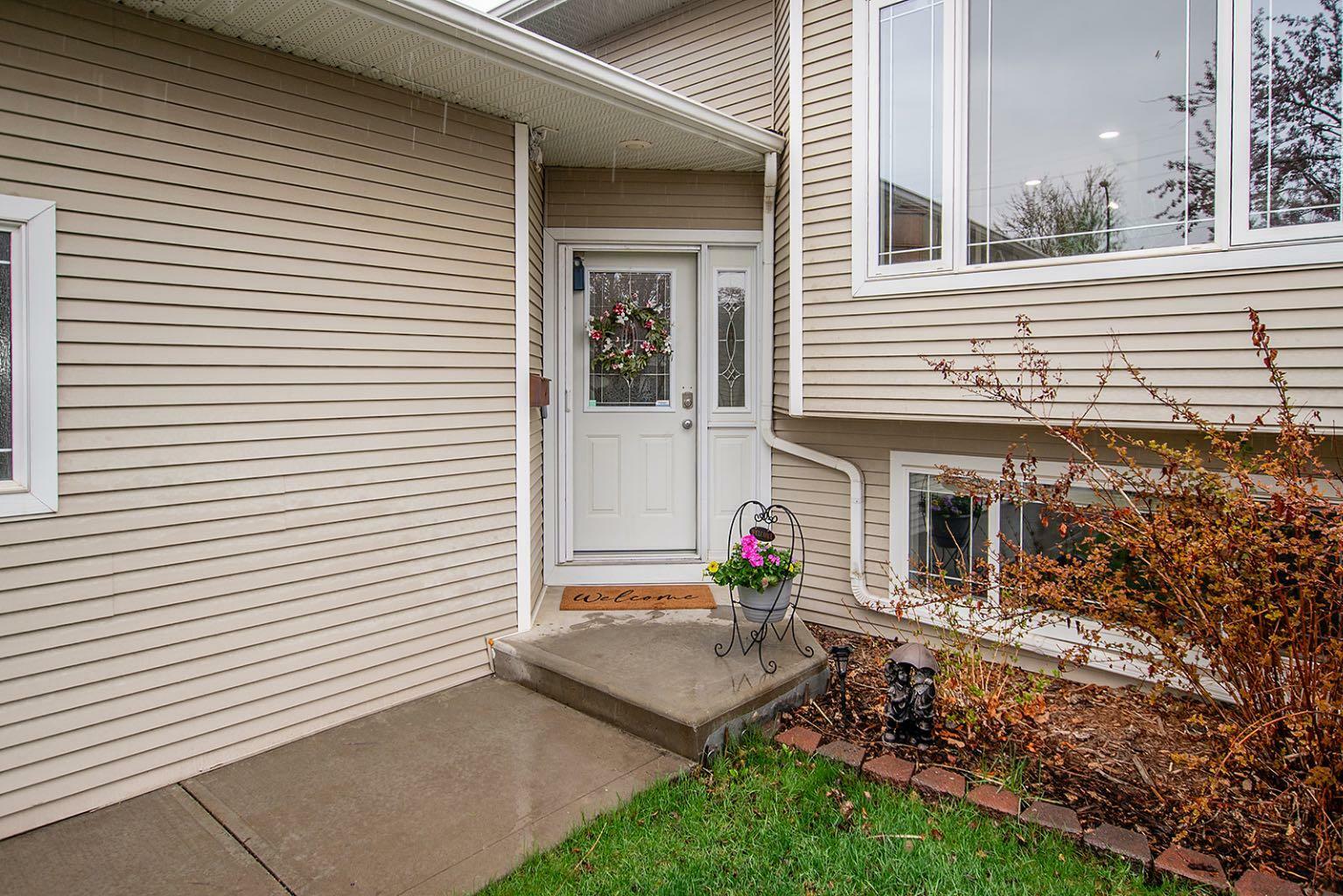 Photo de la propriété: 45 Lagrange Crescent AB T4R 3K4