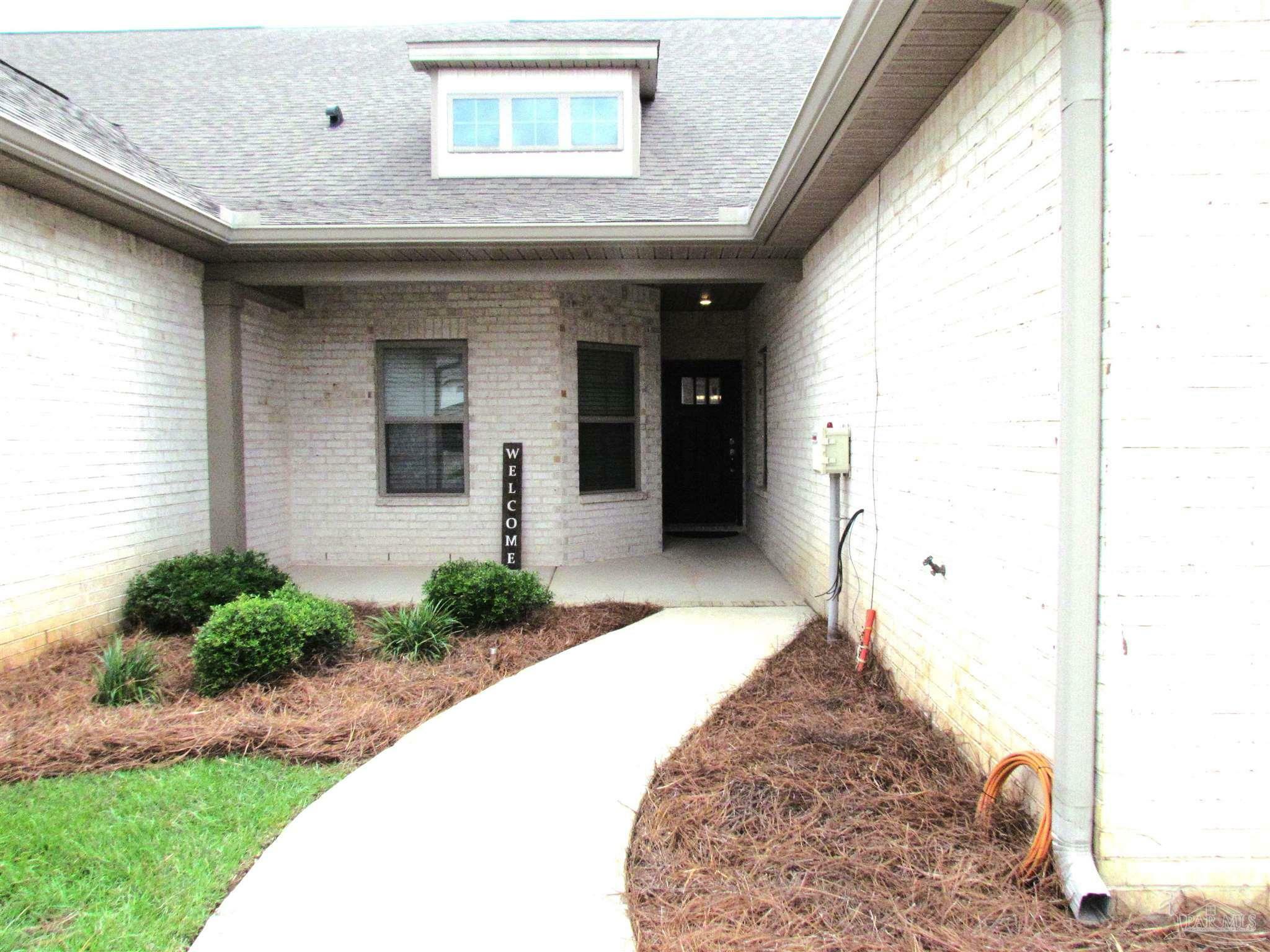 Property Photo: 709 Brambling Ct FL 32533