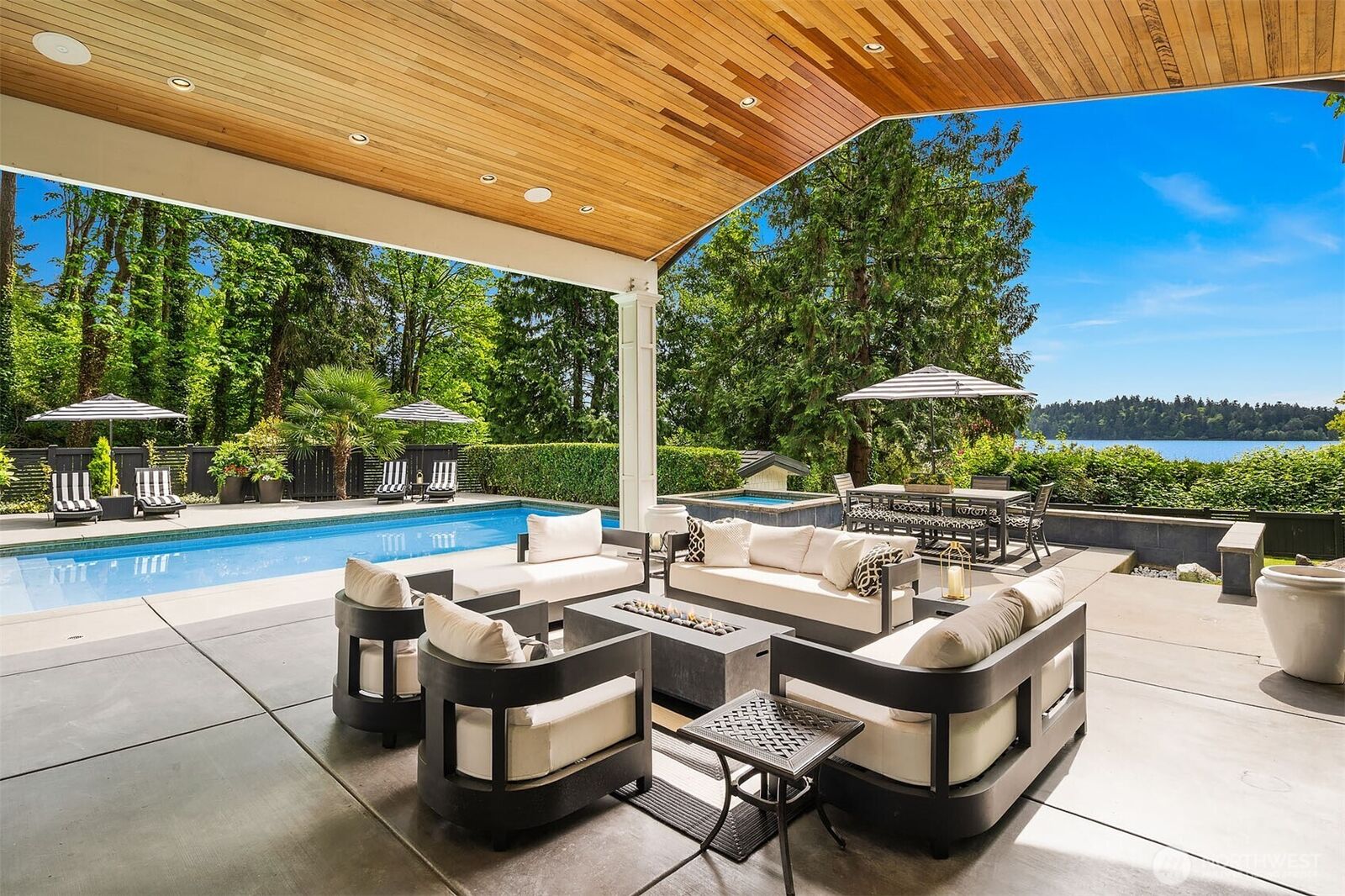 Property Photo: 4207 Holly Lane WA 98040