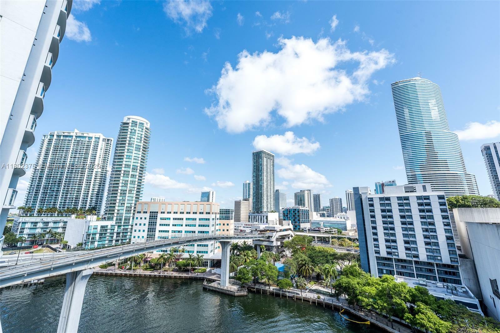 Property Photo: 31 SE 5 St 1603 FL 33131