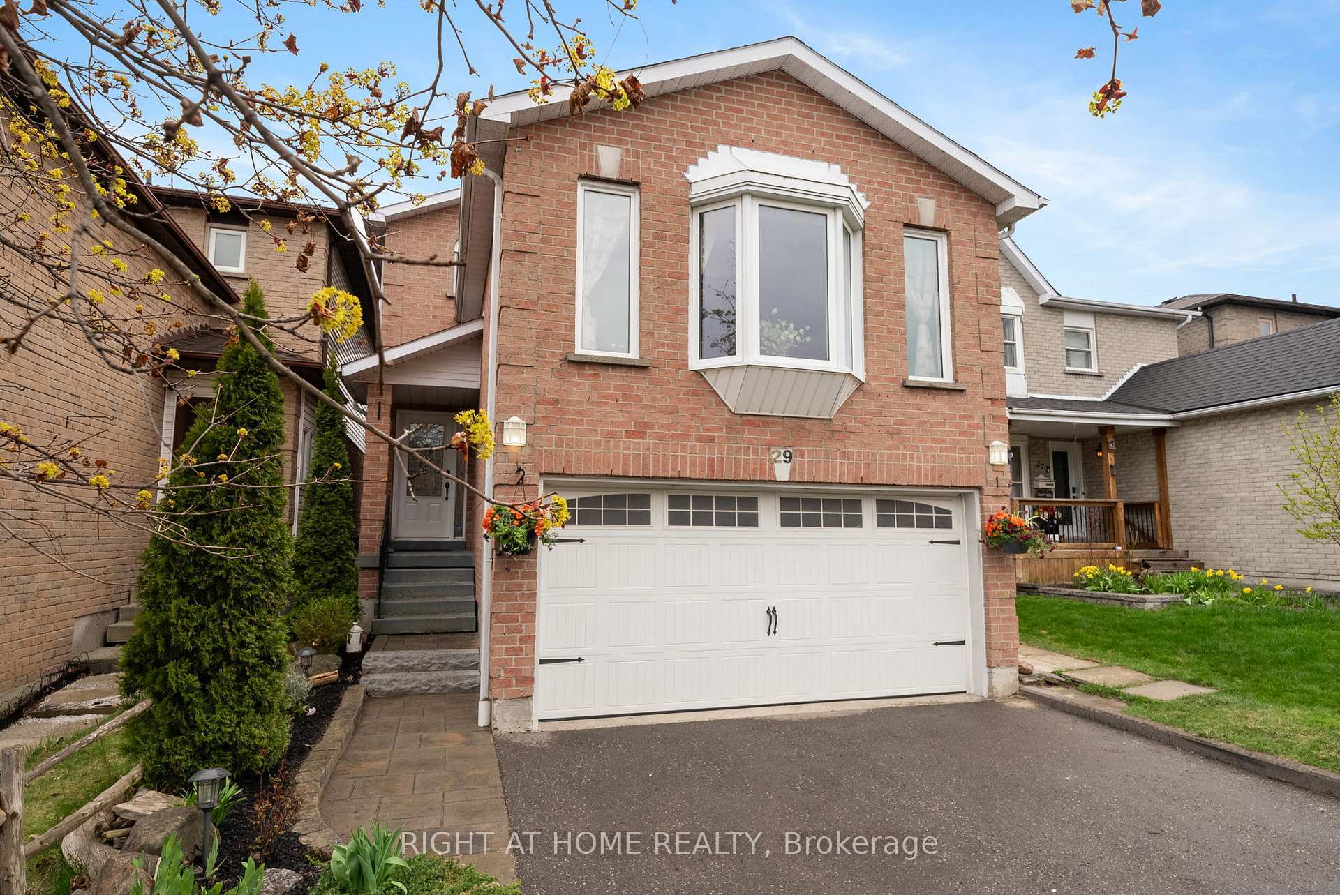 Property Photo: 29 Fairmeadow Place ON L1N 8W6