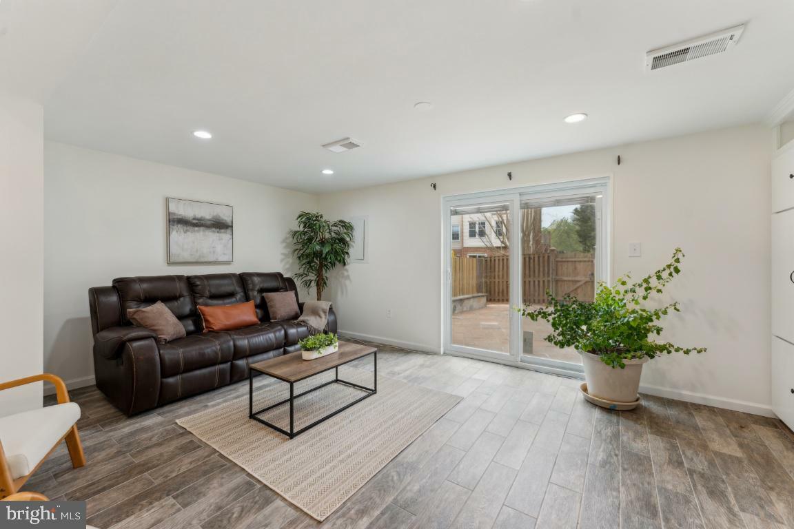 Property Photo: 9769 Lakepointe Drive VA 22015