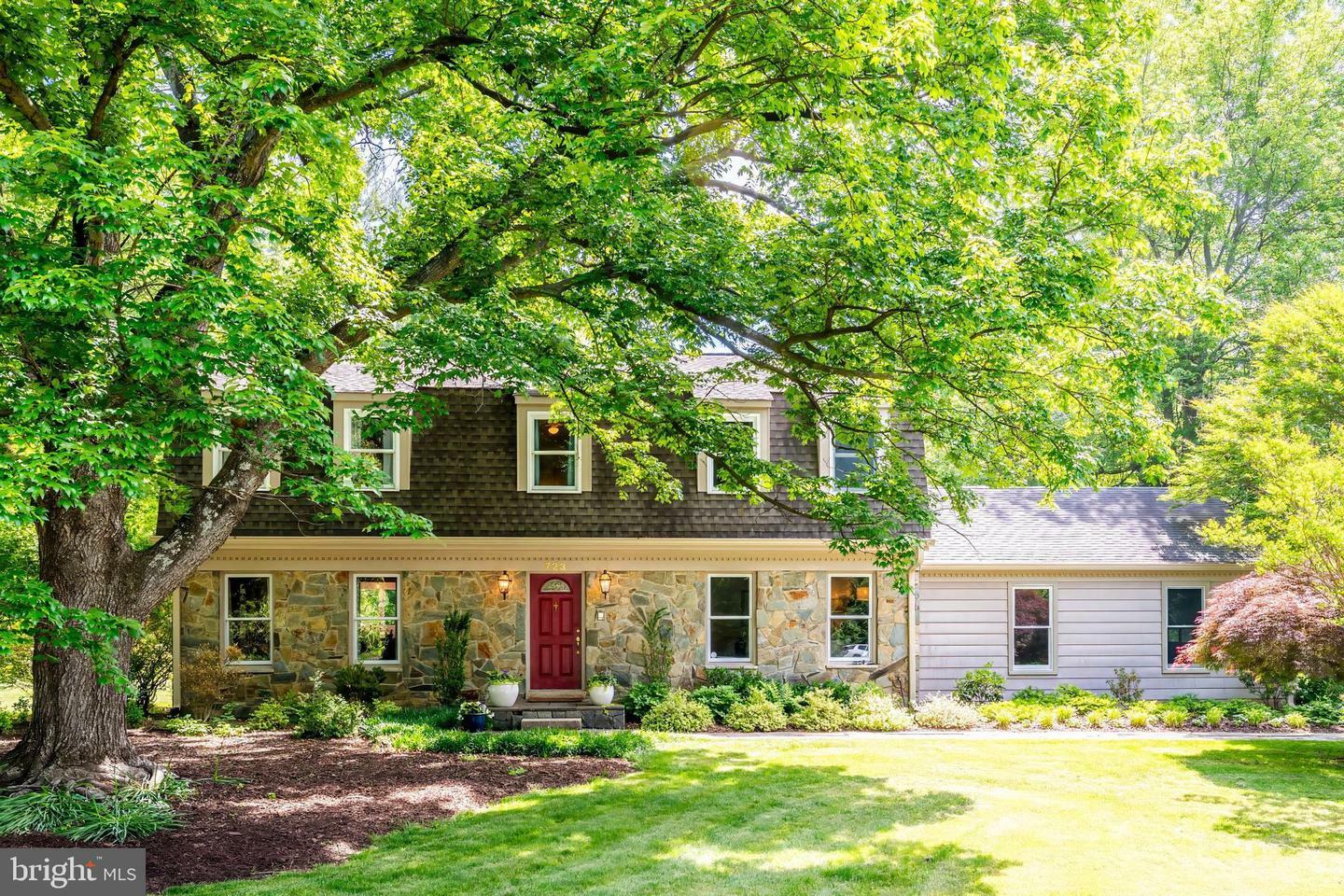 Property Photo: 723 Forest Ridge Drive VA 22066