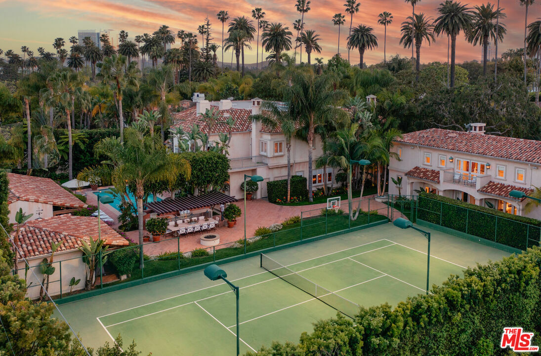Property Photo: 812 N Bedford Dr CA 90210