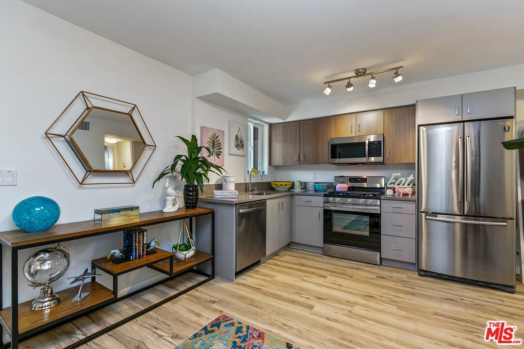 6640 Woodley Ave  Van Nuys CA 91406 photo