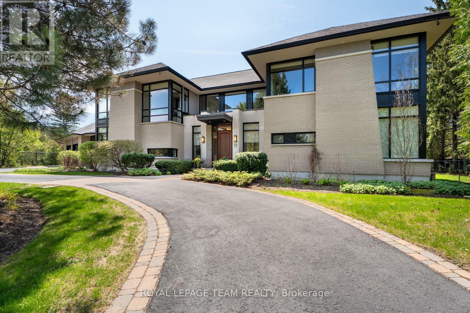 Property Photo: 37 Rothwell Drive ON K1J 7G5
