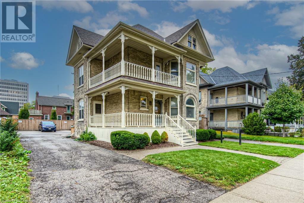 Photo de la propriété: 9 Ahrens Street West ON N2H 4B6