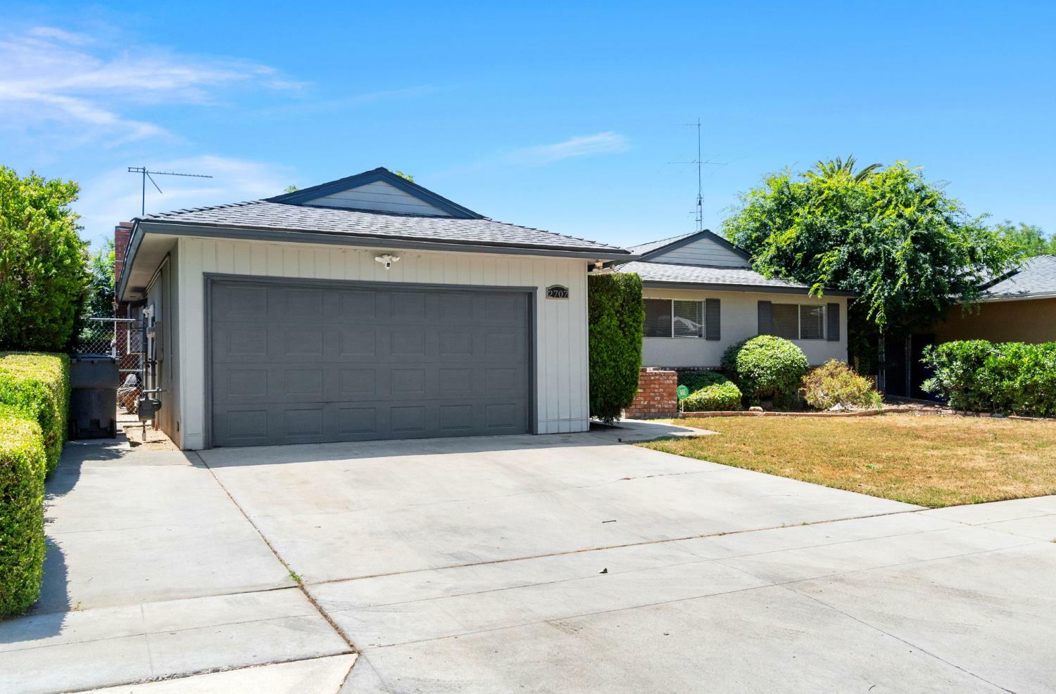 Property Photo: 2707 W Acacia Avenue CA 93705