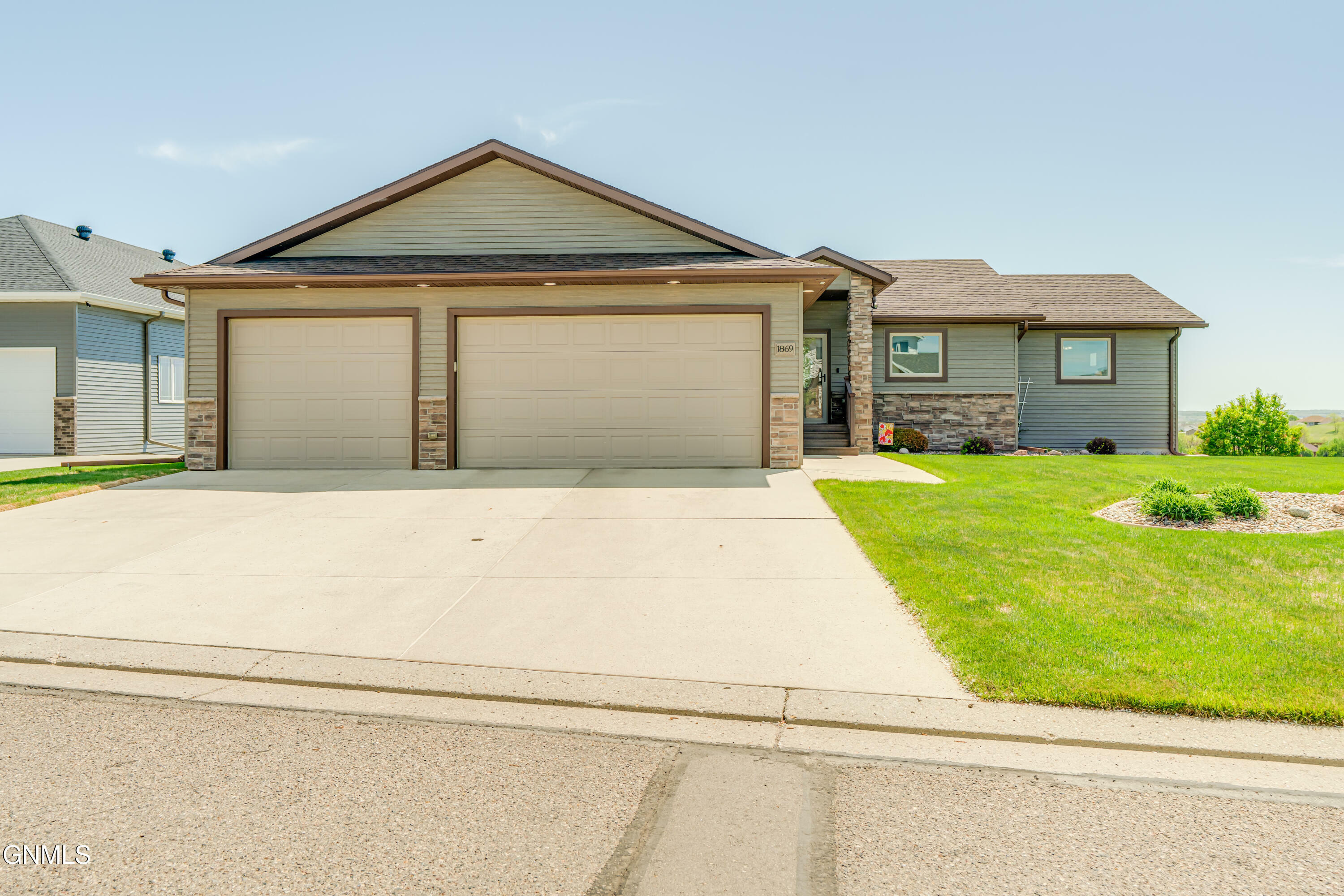 Property Photo: 1869 Harding Place ND 58501