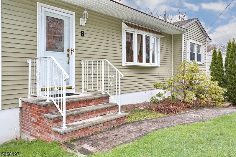 Property Photo: 8 Beech Ct NJ 07456
