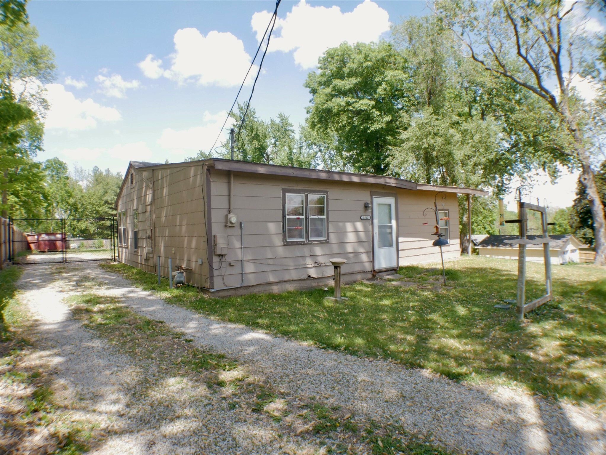 Property Photo: 3312 E Shawnee Avenue IA 50317