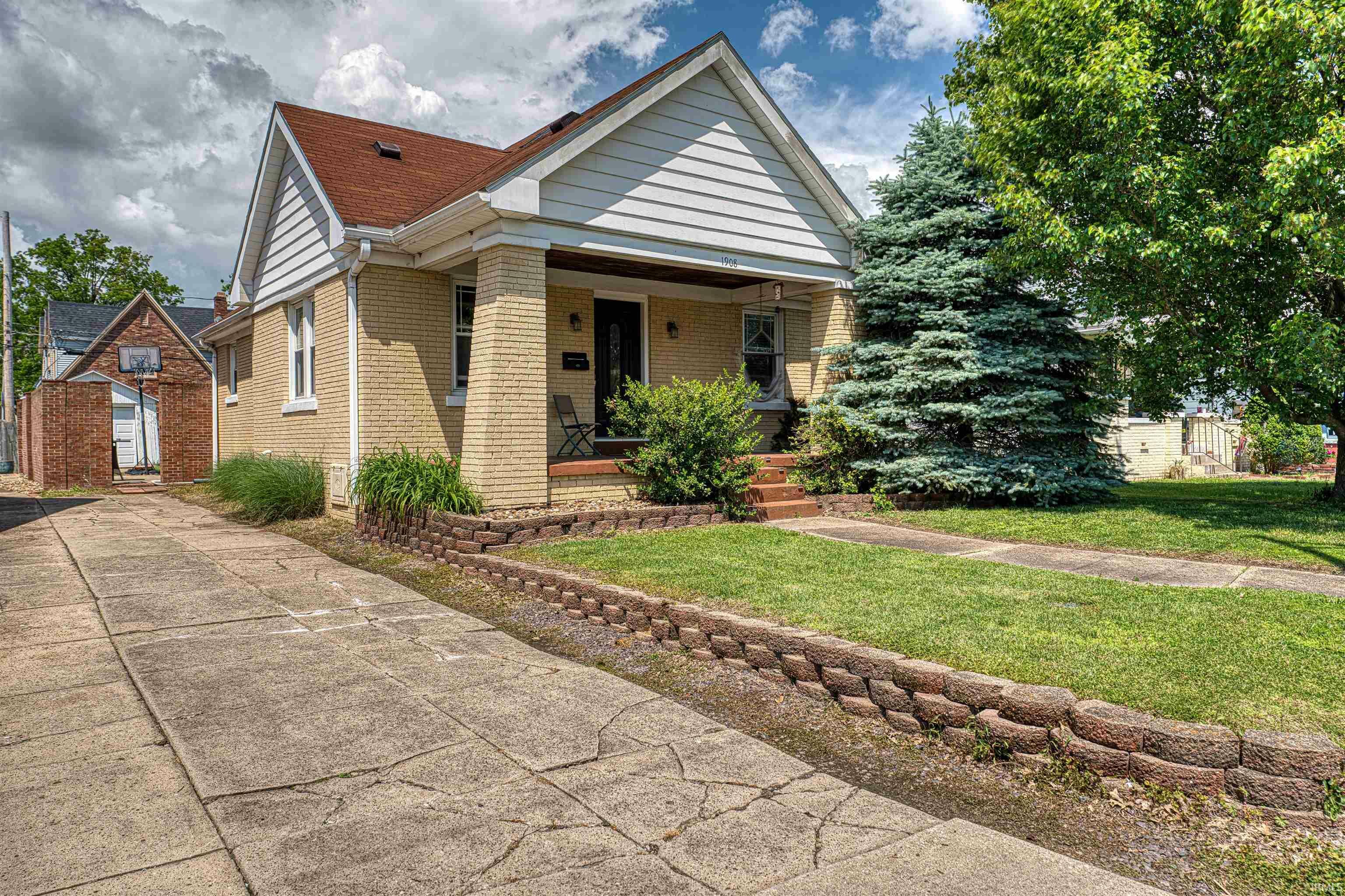 Property Photo:  1908 E Mulberry Street  IN 47714 