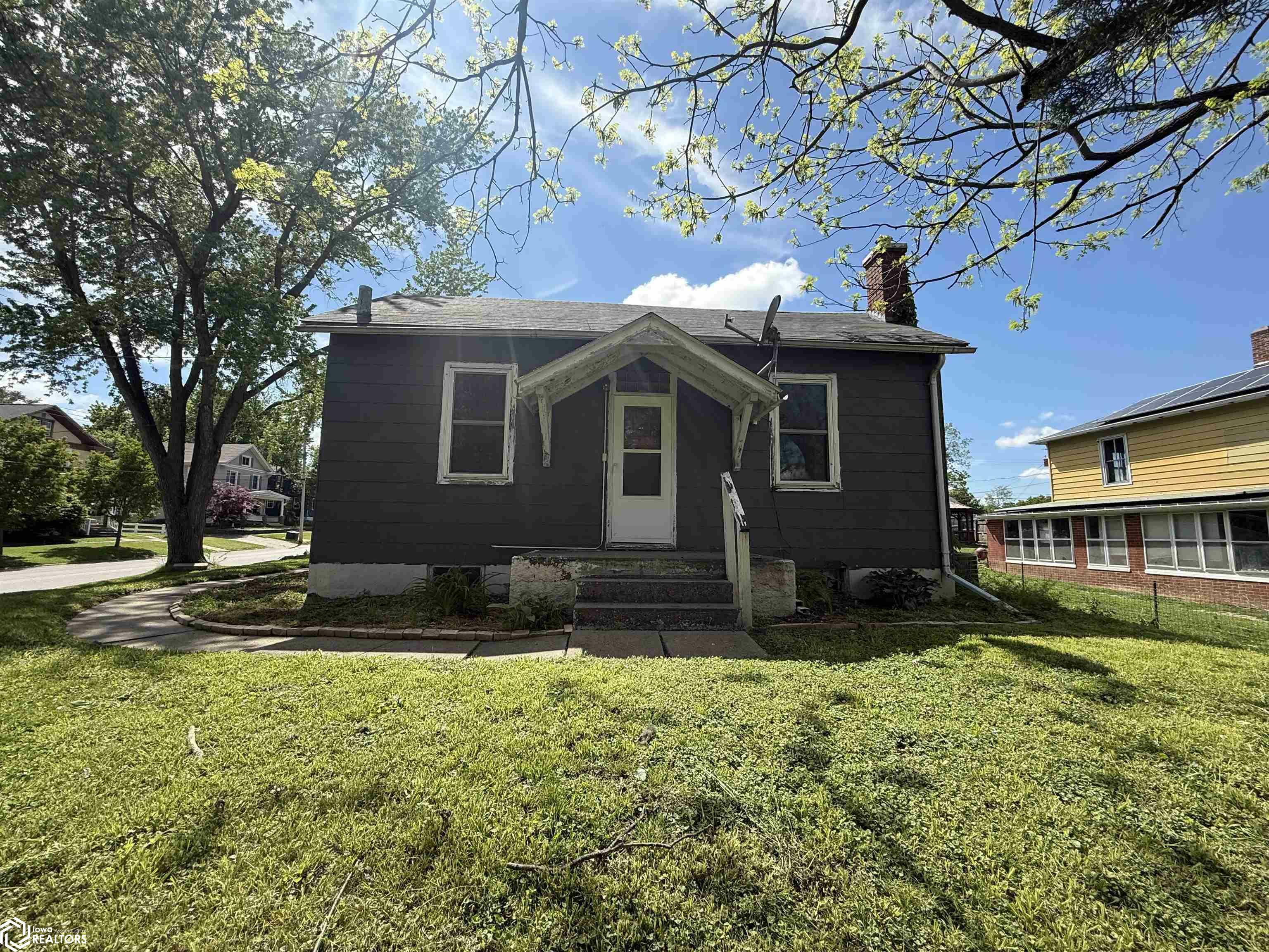 Property Photo: 103 N Garfield Avenue IA 52601